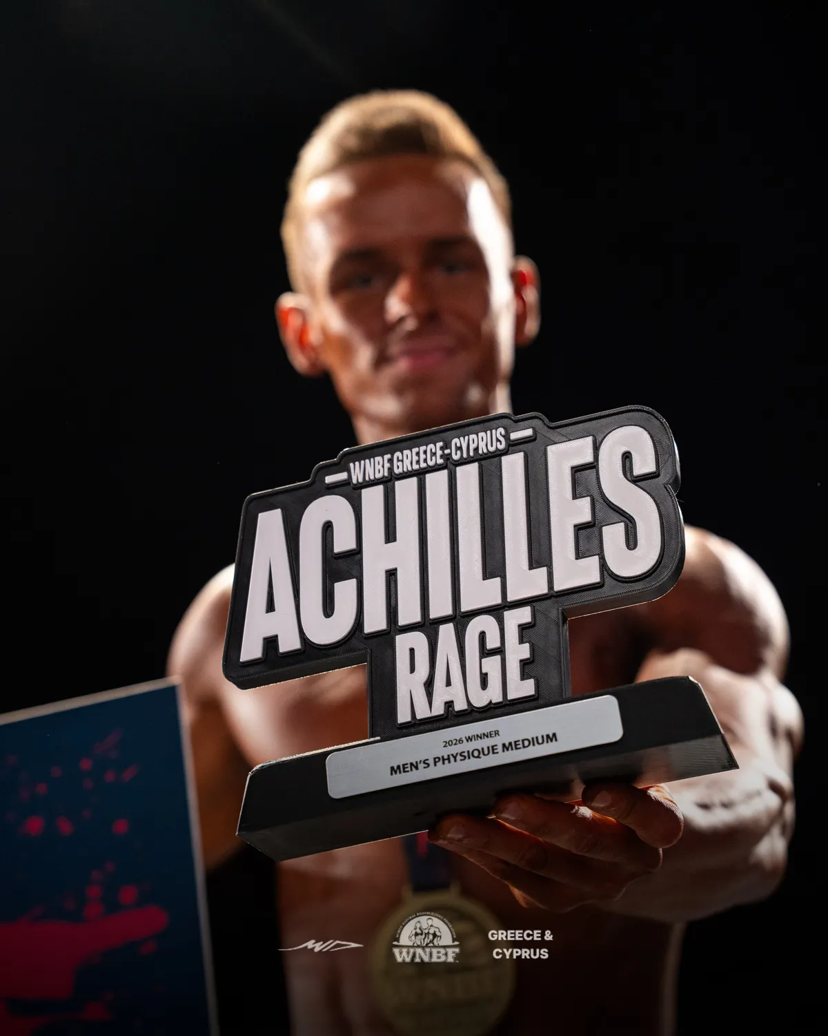 Nikodem Milewczyk ze statuetką zwycięzcy Achilles Rage – Men's Physique Medium