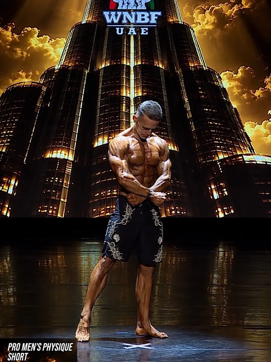 Nikodem Milewczyk na scenie WNBF UAE w kategorii PRO Men's Physique