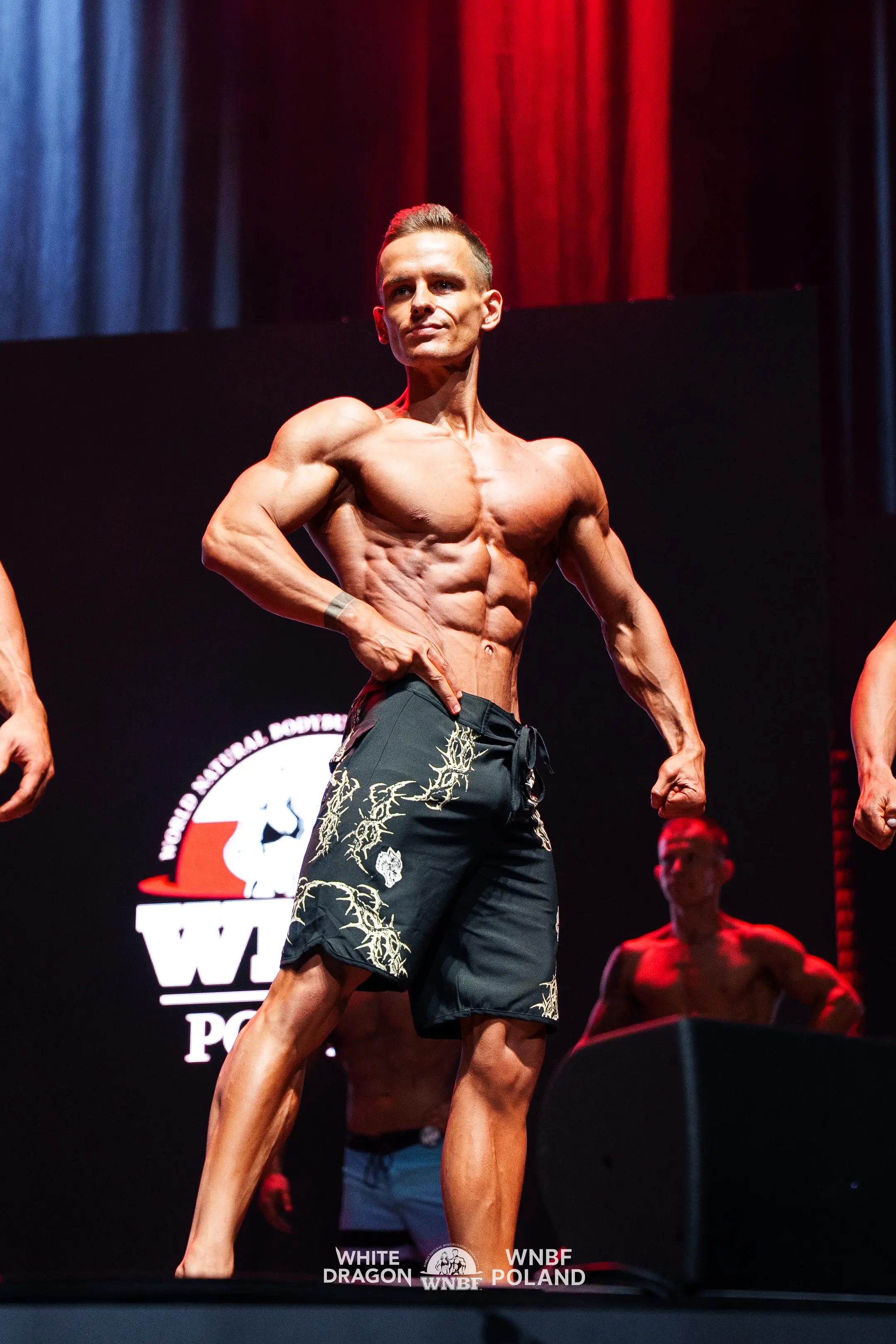 Poza kulturystyczna podczas zawodów Nikodem Milewczyk – Trener Personalny