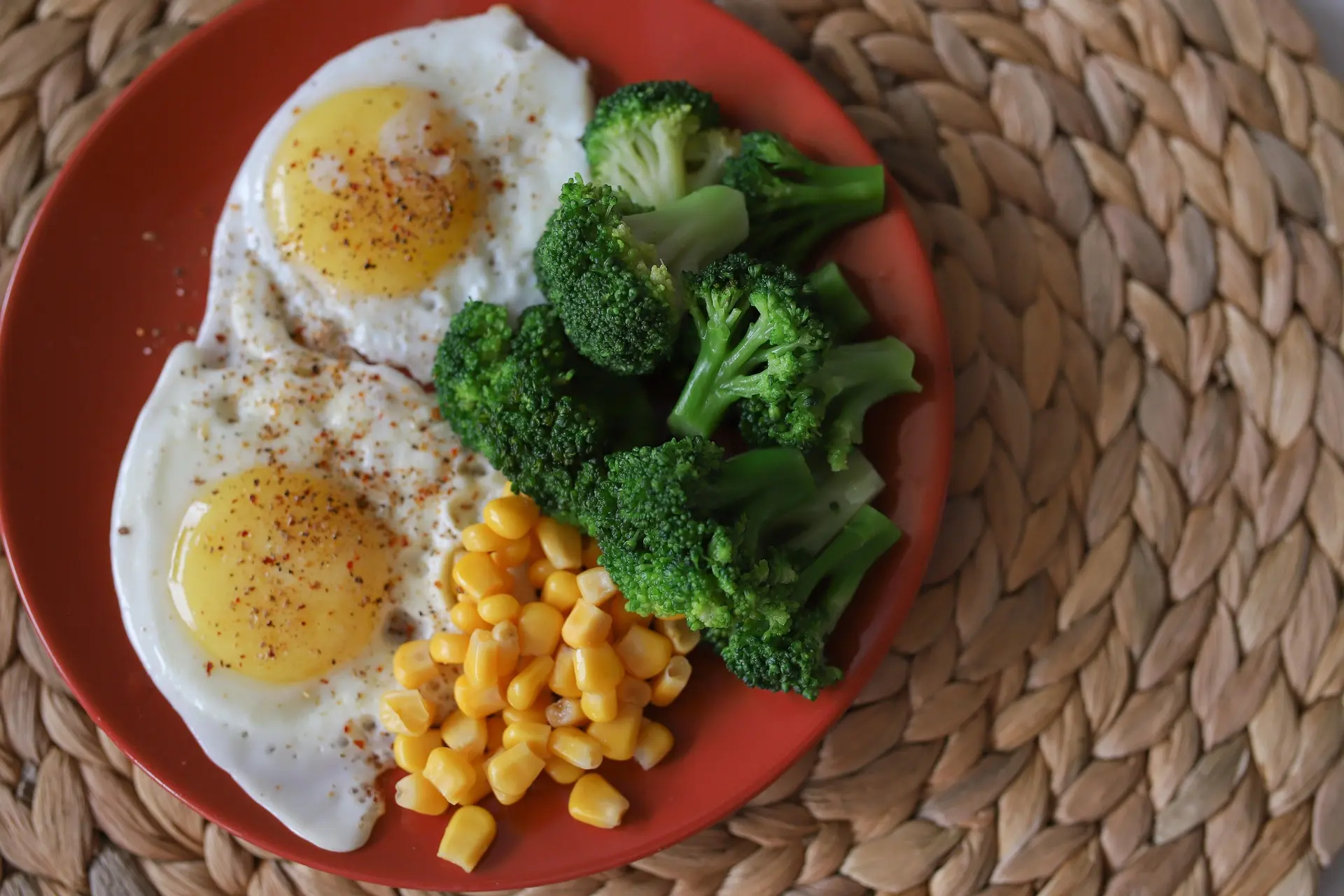 Pozujący na scenie Nikodem Milewczyk