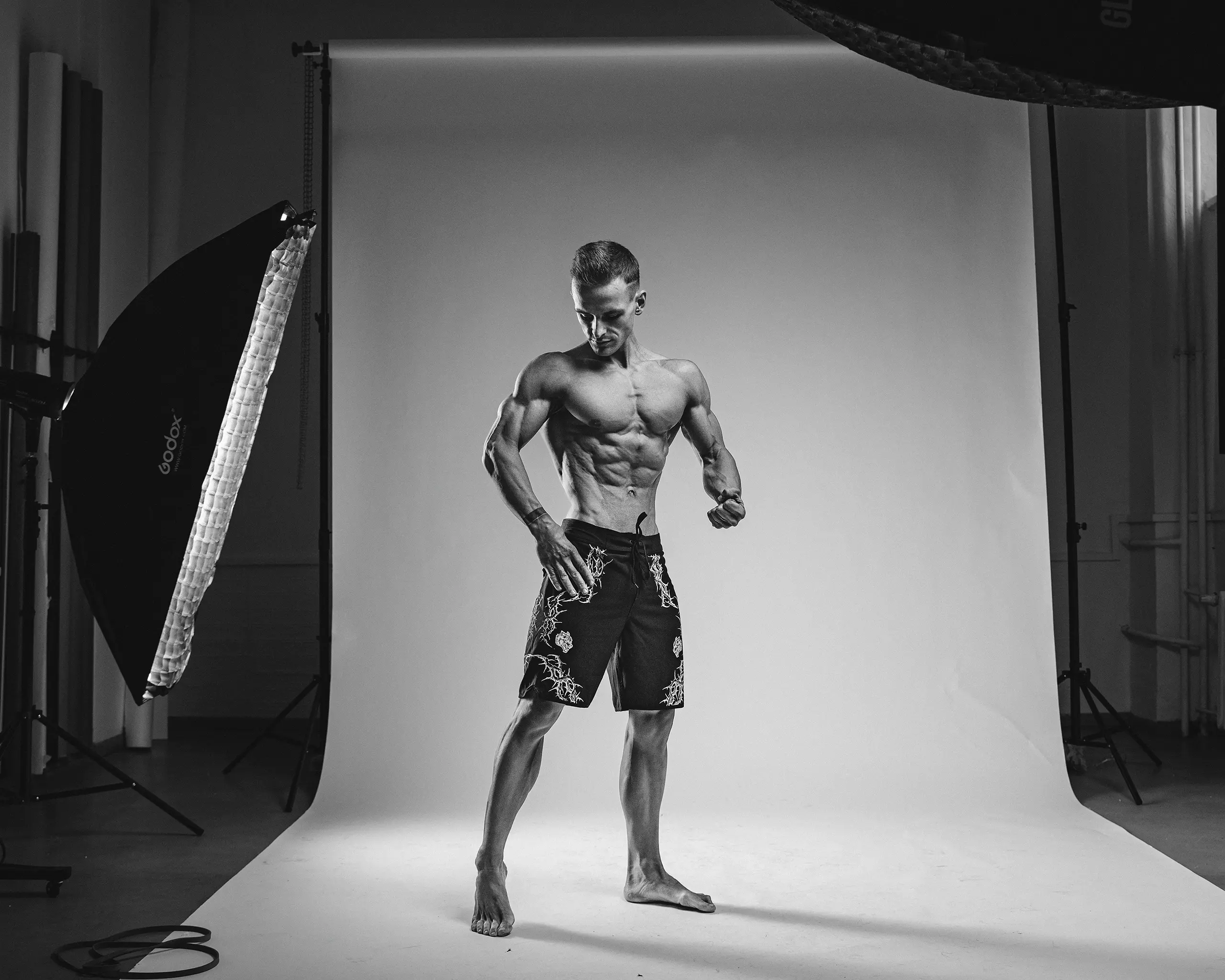 Pozujący na scenie Nikodem Milewczyk